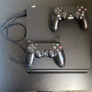 Ps4 slim 1tb 2 controllers
